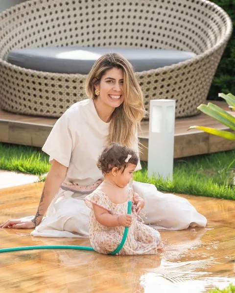 Bruna com sua bebê brincando ao ar livre